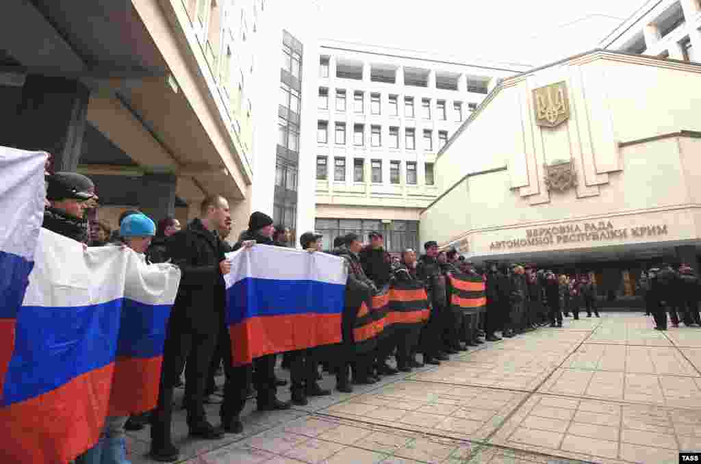 Симферополь - протестующие с российскими флагами у здания верховного совета Автономной Республики Крым