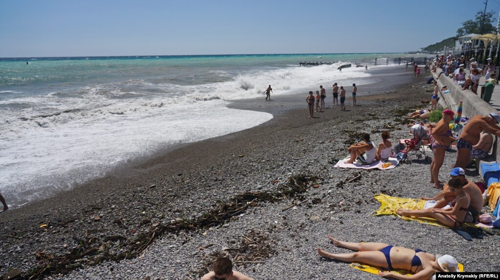 Непоодинокі пляжники опинилися в оточенні «дарів» моря