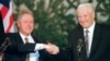 Bill Clinton volt amerikai elnök (balra) és Borisz Jelcin volt orosz elnök kezet fog a helsinki csúcstalálkozó végén, 1997. március 21-én