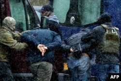 Sigurnosni agenti priveli su dvojicu demonstranata tokom protesta u Minsku u novembru 2020.