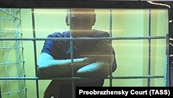 Алексей Навальный (на экране) во время заседания Преображенского суда.