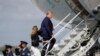 دونالد ترامپ و همسرش، ملانیا، در حال سوار شدن به هواپیمای ویژه ریاست‌جمهوری برای بازگشت به واشینگتن