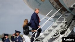 دونالد ترامپ و همسرش، ملانیا، در حال سوار شدن به هواپیمای ویژه ریاست‌جمهوری برای بازگشت به واشینگتن