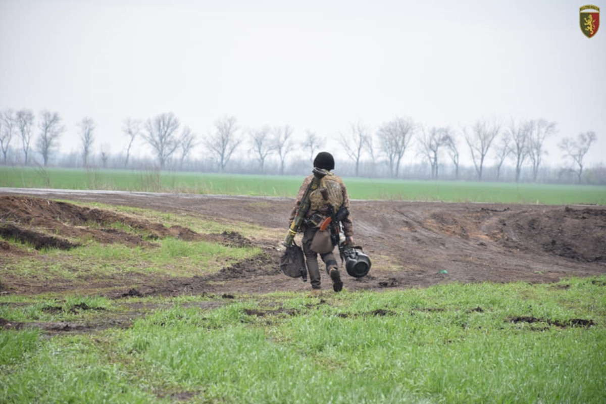 Український оператор ПТРК прямує на позиції. Весна 2022 року