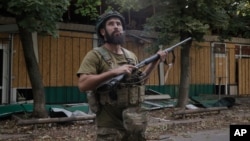 Ілюстраційне фото. Український військовий готується збивати російські FPV-дрони в Костянтинівці, серпень 2025 року