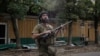 Soldat ucrainean la Konstantivnivka, la 24 august 2025, în regiunea Donețk, unde se poartă lupte grele cu invadatorii ruși. Armata rusă avansează, însă extrem de lent și cu pierderi grele. 