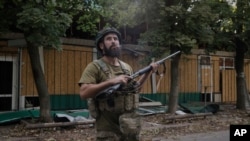 Soldat ucrainean la Konstantivnivka, la 24 august 2025, în regiunea Donețk, unde se poartă lupte grele cu invadatorii ruși. Armata rusă avansează, însă extrem de lent și cu pierderi grele. 