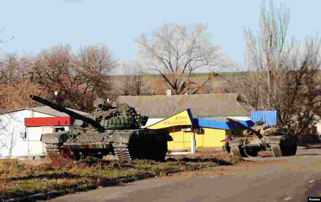 Танки проросійських бойовиків у районі міста Новоазовськ, 22 листопада 2014 року