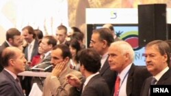 حمید بقایی (وسط،‌دست به صورت)، رئیس سازمان گردشگری ایران، در نمایشگاه فیتور مادرید