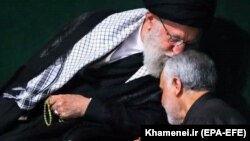 Ali Hamenei (stânga) și Qassem Soleimani, imagine de arhivă