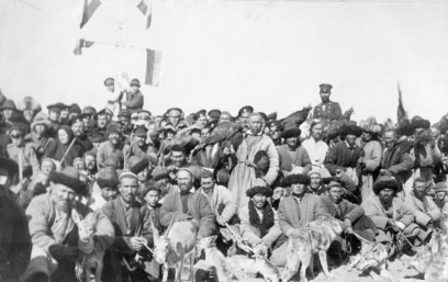 Ол сантехникті шақырып, оны көруге азғырды.