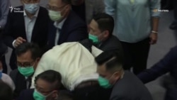 Депутатів парламенту Гонконгу, які влаштували бійку, винесли із зали за ноги і руки – відео