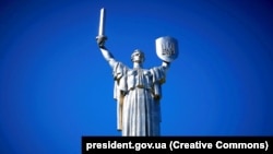 Монумент «Батьківщина-мати» у Києві 