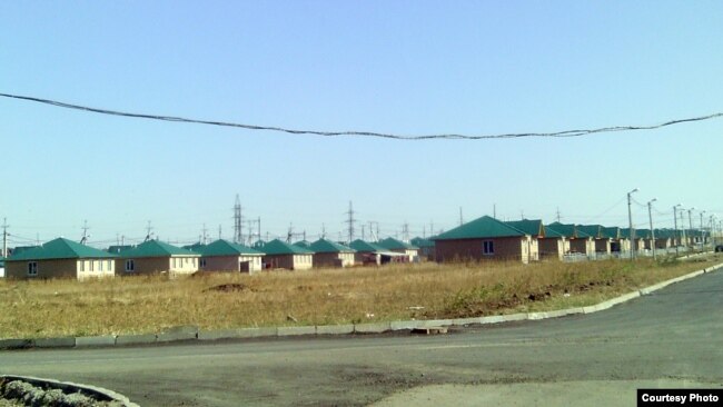 Шетелден атамекенге қоныс аударған қазақтарға арнап салынған "Нұрлы көш" ауылы. Өскемен, Шығыс Қазақстан облысы, 2011 жылғы қараша айында түсірілген сурет.