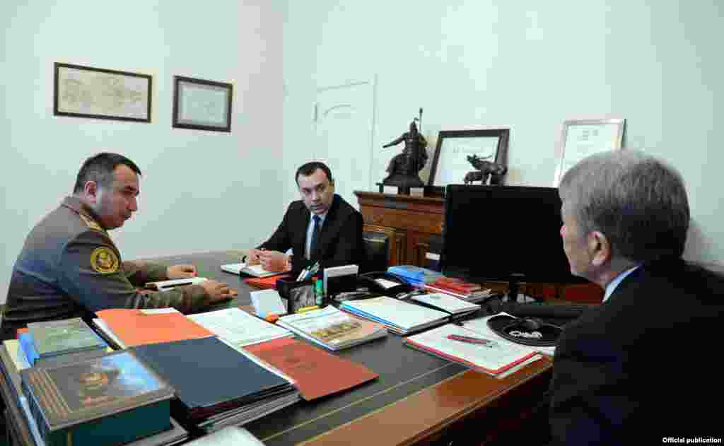 Темир Джумакадыров в качестве вице-премьер-министра КР на приеме у президента.