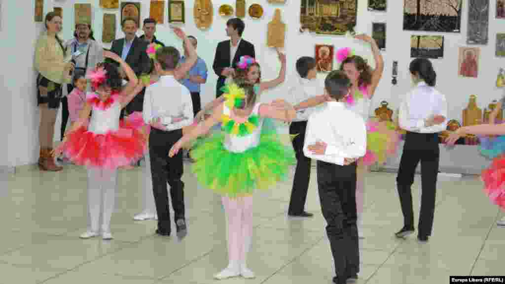 Ansamblul de dans de la liceul Waldorf din Chisinau