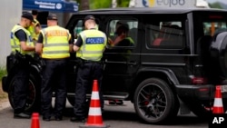 Pripadnici nemačke policije u gradu Mitenvald, 22. jun 2022.