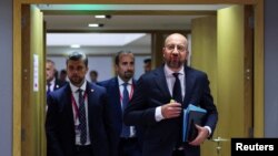 Șeful Consiliului European, Charles Michel (drepata), la summitul de la Bruxelles, 30 mai 2022