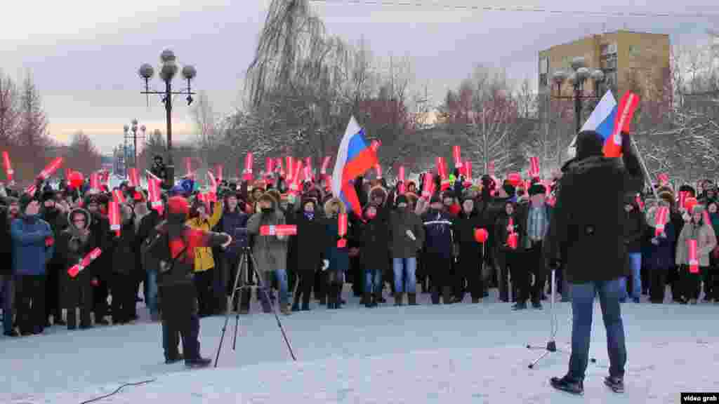 Сібір аймағындағы акция. Суретте Красноярск қаласындағы Навальный жақтастары қаладағы алаңдардың бірінде тұр. 