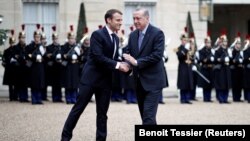 Presidenti francez, Emmanuel Macron pret në Pallatin Elize, homologun e tij turk, Recep Tayyip Erdogan. 5 janar, 2018