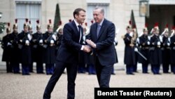 Ֆրանսիայի նախագահ Էմանյուել Մակրոնը դիմավորում է թուրք պաշտոնակից Ռեջեփ Էրդողանին, արխիվ, Ելիսեյան պալատ, Փարիզ