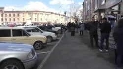 Գյումրեցիները հերթ են կանգնում կառավարության ծրագրերով աջակցությունը ստանալու համար