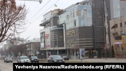 Пошкоджений ракетним обстрілом у 2022 році ТРЦ на центральному роспекті Запоріжжя