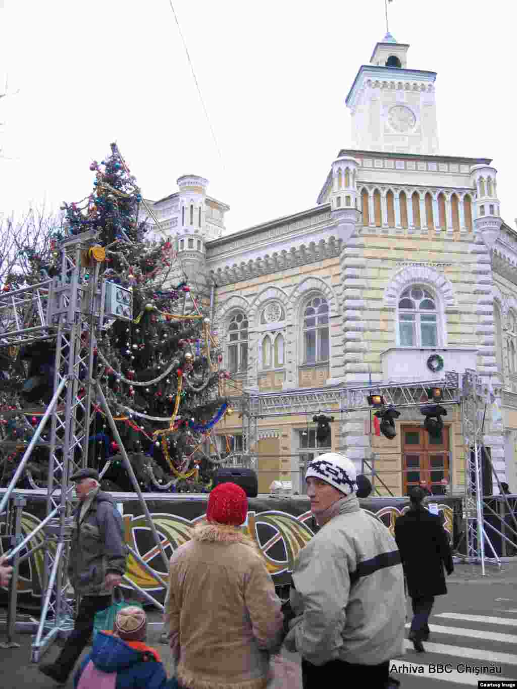 24 decembrie 2007. Bradul primarului Dorin Chirtoacă, mutat din Piaţa Marii Adunări Naţionale în spatele Arcului de Triumf, apoi adus la Primărie