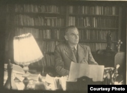 Владимир Луговской в кабинете в Лаврушинском, 1950-е.