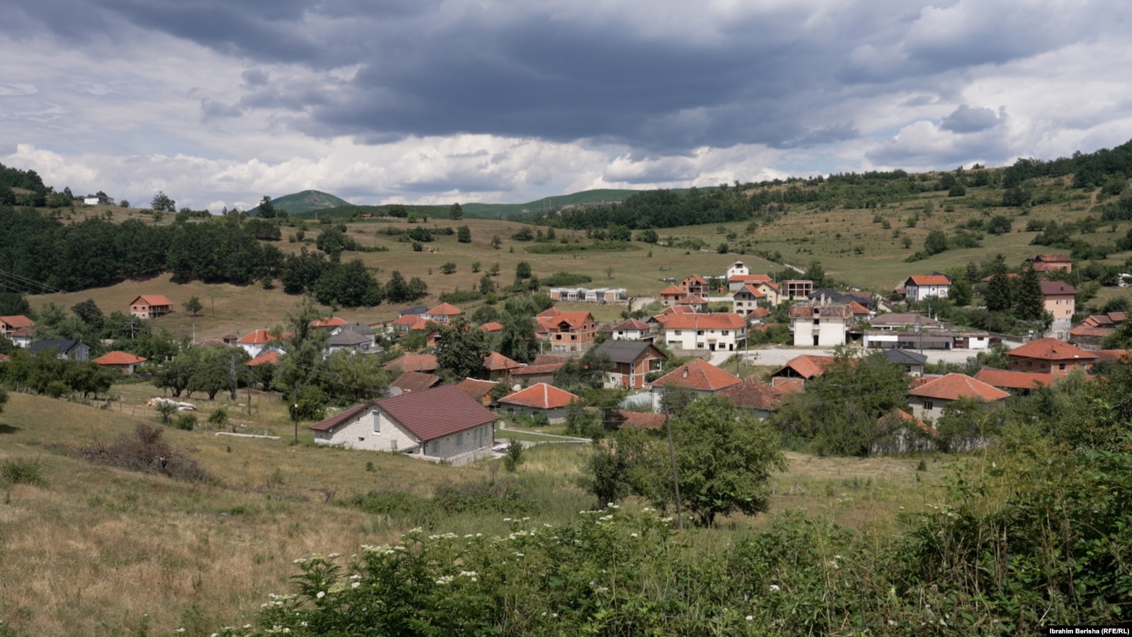 Shtëpi në fshatin Letnicë, në Viti. Shumica e tyre janë të pabanuara.