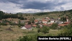 Shtëpi në fshatin Letnicë, në Viti. Shumica e tyre janë të pabanuara.