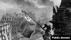 Фотография под названием «Знамя Победы над Рейхстагом». Берлин, 1945 год.