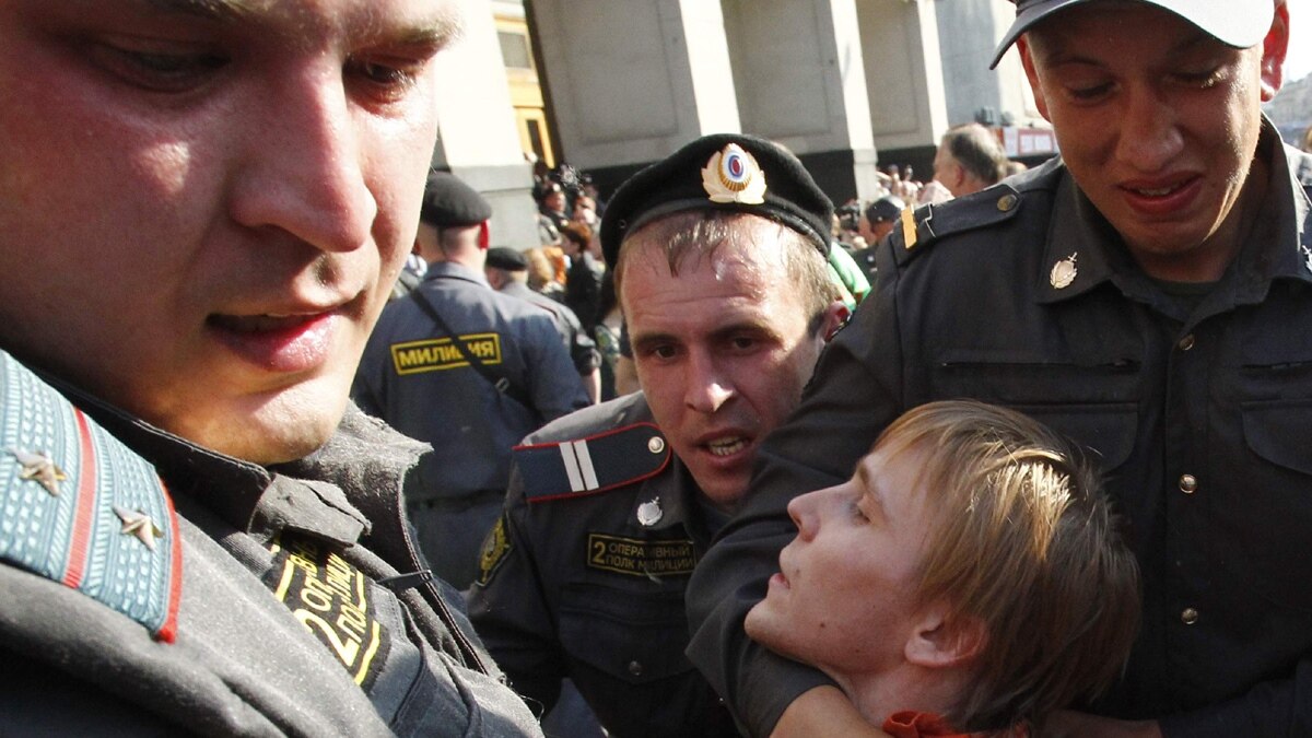 Милиционеры вели себя максимально корректно! Разгон митинга на Триумфальной  площади по версии телеканала “Россия”