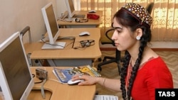“Zenanlar üçin ilkinji gezek internetde işläp görmek” atly çäre Türkmenistanda interneti we kompýuteri öň ulanmadyk aýal-gyzlar üçin geçirilýär.