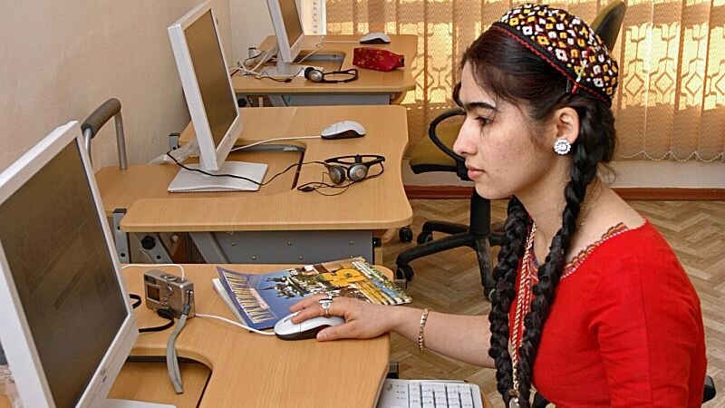Türkmenistan: Internetiň tizligi görlüp-eşidilmedik derejede haýallady, VPN hyzmatlary petige diredi