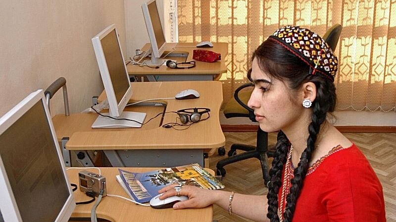 “Zhduket” aplikacioni i fundit për mesazhe në Turkmenistan, vendin me internetin më të ngadalshëm