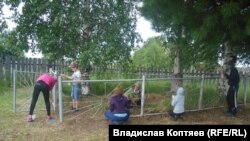 Школьники села Ларьяк ухаживают за могилой "ликвидатора" Петухиной. 2018 год