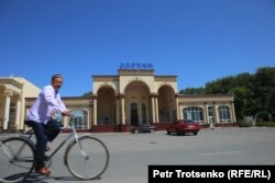 Мужчина на велосипеде в центральной части Кентау.