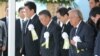 Синдзо Абэ (крайний слева) и Антониу Гутерриш (крайний справа) на траурной церемонии в Нагасаки, 9 августа 2018 года