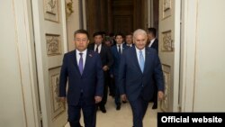 Түркиянын премьер-министри Биналы Йылдырым жана Жогорку Кеңештин төрагасы Чыныбай Турсунбеков.