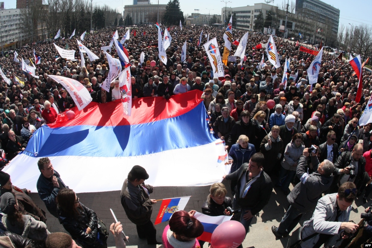 Pro russian. Донецк митинг Россия. Русские на митинге. Донбасс это Россия митинг. Пророссийские митинги на Донбассе 2014.