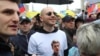 Рэпер Оксимирон (в центре) во время акции в поддержку независимых кандидатов в депутаты Мосгордумы