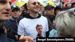 Реппер Oxxxymiron в футболке в поддержку активиста Егора Жукова, 10 августа 2019