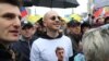 Oxxxymiron в футболке с портретом обвиняемого по "московскому делу" Егора Жукова