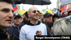 Oxxxymiron в футболке с портретом обвиняемого по "московскому делу" Егора Жукова