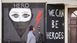 Prolaznik pored zatvorene radnje u Seattleu, SAD, april 2020.