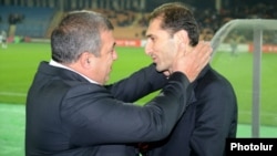 Президент Федерации футбола Армении Рубен Айрапетян (слева) и Саргис Овсепян (архив)