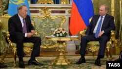 Слева направо: президент Казахстана Нурсултан Назарбаев и президент России Владимир Путин во время двусторонней встречи. Москва, 21 декабря 2015 года. 