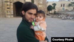 Abdulkafi Alhamdo cu fetița lui, Lamar, de 11 luni