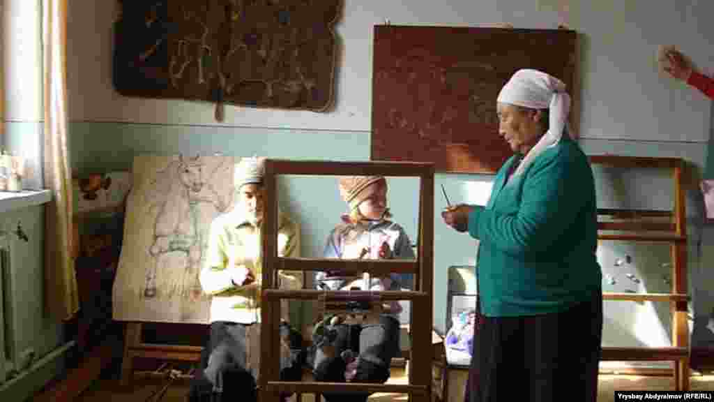 Kyrgyzstan: Totukan Oskonbaeva, Handcrafting teacher in Jalal Abad with her students in the class